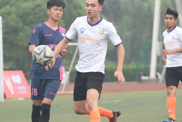 劳埃德意外肘击克拉克面部，后者暂时回更衣室